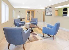Super 8 by Wyndham East Moline 2
