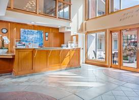 Econo Lodge Inn & Suites 3