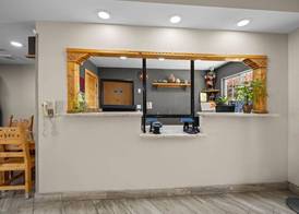 Econo Lodge Inn & Suites Santa Fe South 2