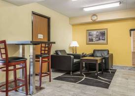 Quality Inn & Suites Pittsburgh Harmarville 2