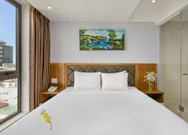 La Beach Hotel 4