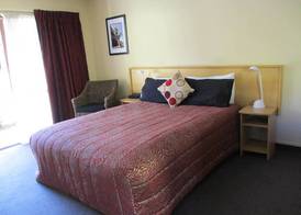 Alhambra Oaks Motor Lodge 4