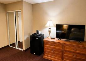 Burbank Inn and Suites 4