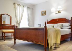 Tully's Hotel 5