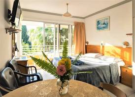 Apollonia Hotel Apartments 4
