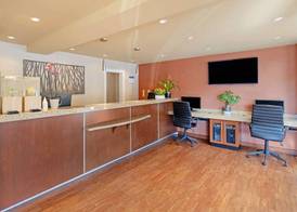 Best Western Plus Emerald Isle Hotel 2