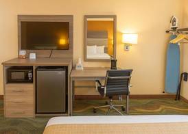 Travelodge by Wyndham Muskegon 3