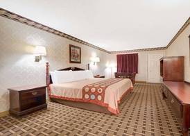 Super 8 by Wyndham Dallas South 4