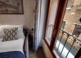 Canal View Suite in Rialto by Wonderful Italy 3