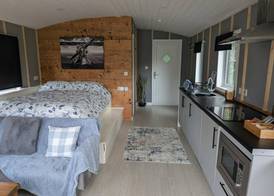 Tranquil Cabin Retreat- Sleeps 2, Parking 2