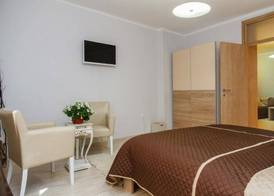 Central Business Apartment 4