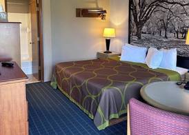 Super 8 by Wyndham Vancouver East 3