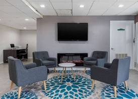 Econo Lodge at the University 4