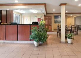 Super 8 by Wyndham Niagara Falls 3