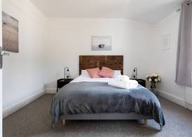 Falmouth Flat, Walk to Gyllyngvase Beach & Harbour 2