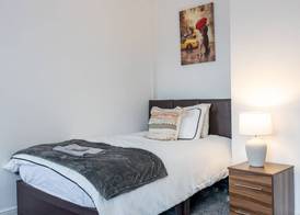 Charming 4-bed Guest House in Salford 2