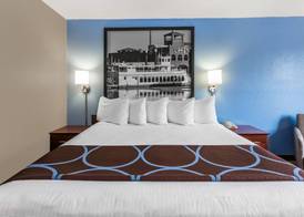 Super 8 by Wyndham Dubuque 5