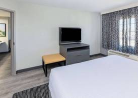 La Quinta Inn & Suites by Wyndham Ardmore 5