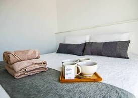Phaedrus Living: Seaside Executive Flat Harbour 204 2