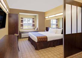 Microtel Inn & Suites by Wyndham Prairie du Chien 5