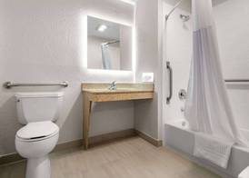 Comfort Suites Stevens Point 5