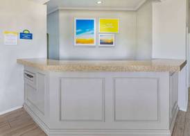 Days Inn & Suites by Wyndham Huntsville 2