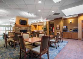 Econo Lodge Inn & Suites University 4