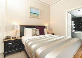 OYO Rayanne House Guest Accommodation 5