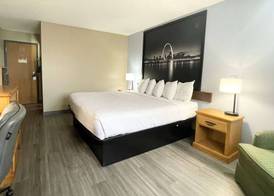 Super 8 by Wyndham St. Clair MO 5