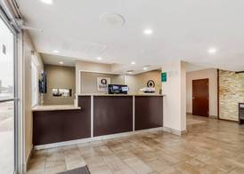 Quality Inn & Suites Near Six Flags and Medical Center 2