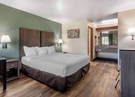 Econo Lodge Portland Airport 3