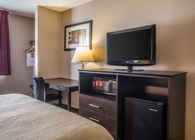 Quality Inn & Suites West Bend 4