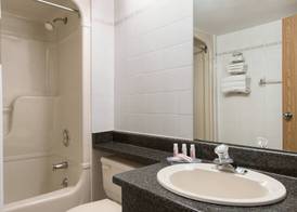Days Inn by Wyndham Orillia 3