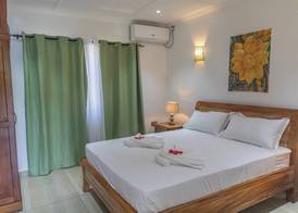 Yvon's Tropical Villa 4