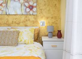 Cosy Apartment with Balcony & Sea Views 2