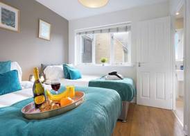 3 Bed House - Sleeps 7 - Garden - Parking - Wifi 4
