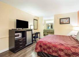 Econo Lodge Santee 5