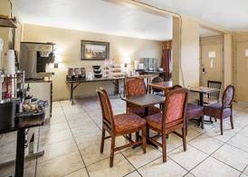 Econo Lodge Downtown 4