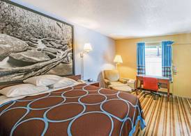Super 8 by Wyndham Caryville TN 5