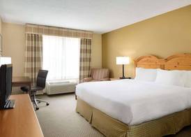 Country Inn & Suites by Radisson, Grinnell, IA 4