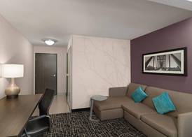 La Quinta Inn & Suites by Wyndham Fayetteville 5