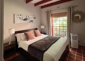 Cozy Camps Bay House with mountain and sea view 3