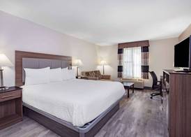 Ramada by Wyndham Hendersonville 4