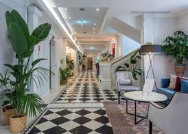Queen's Court Hotel & Residence 2