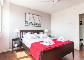 Comfortable apt with great city and sea view 3