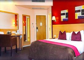 OYO The Luton Hotel 3