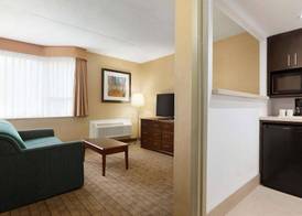 Travelodge by Wyndham Toronto East 5