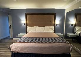 Friendship Motor Inn 4