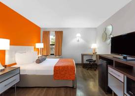 Howard Johnson by Wyndham Waukegan Great Lakes 5
