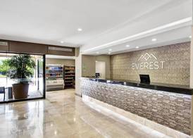 Everest Hotel 4